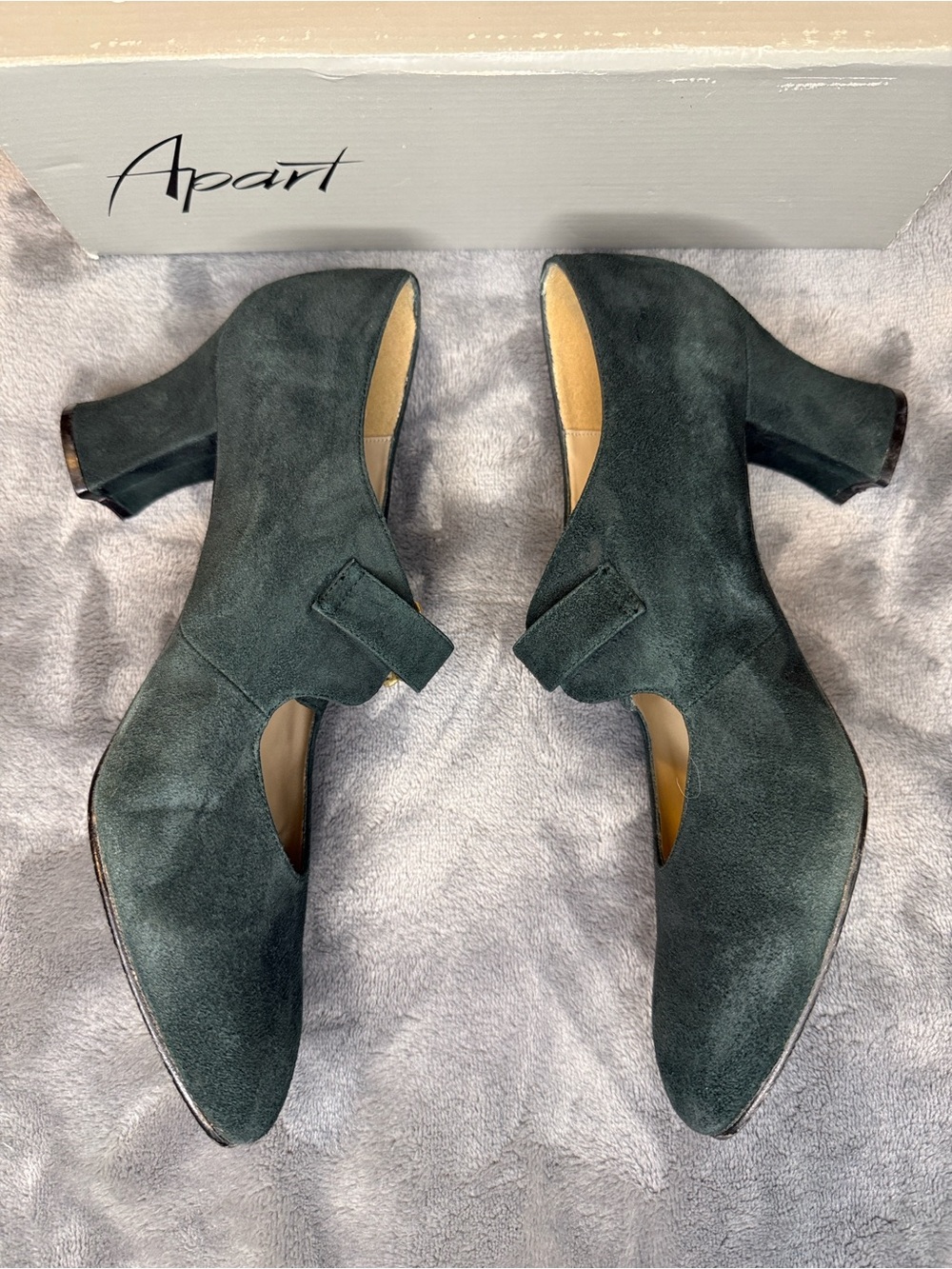 Apart Women's Dress Pumps Forest Green Suede with Gold Tone Buckle Size 8.5 B - Picture 3 of 12